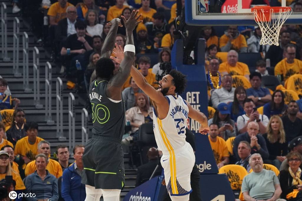 爱德华兹36分巴特勒33+7+7 勇士再负森林狼总分1-2