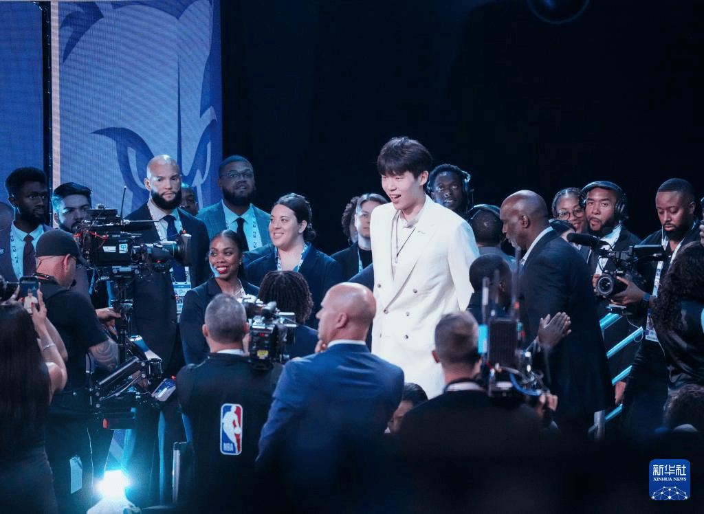 开拓者为杨瀚森安排专机 16顺位16号前来报到